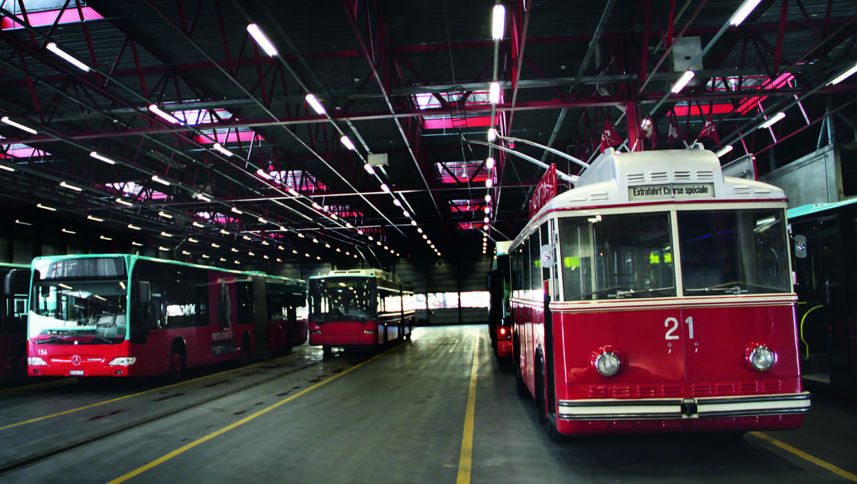 Fahrzeuge in der Halle